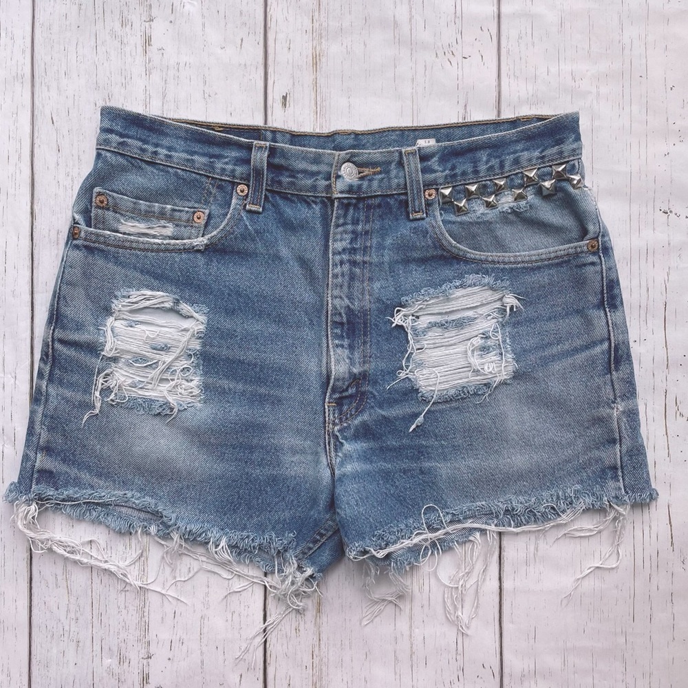 Levi’s 517 Women’s Vintage Distressed Fringe Hem Studded Jean Shorts Size 34x30